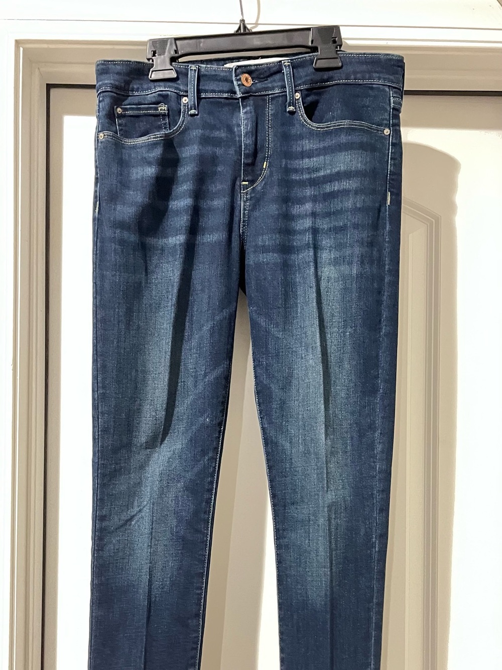 Levi’s Wonen’s Mid-Rise Slim Dark Blue Jeans